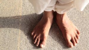 体式纠正—前曲式(Padahastasana)和眼镜蛇式(Bhujangasana)