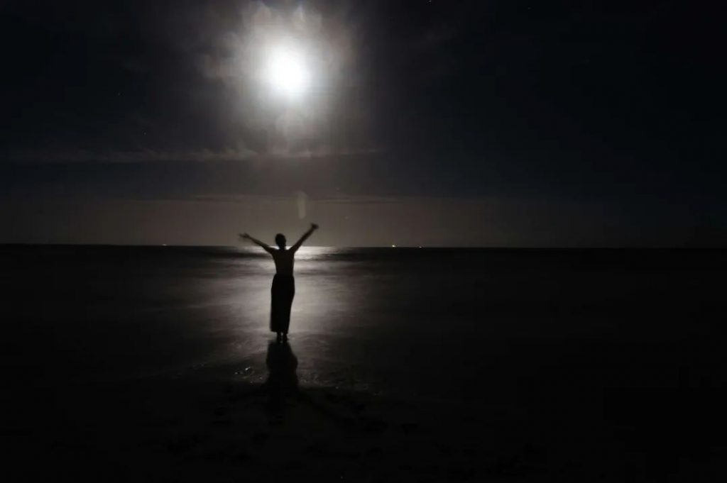 月亮——为什么你应该利用它魔法般神秘的力量丨6月24日与萨古鲁满月嬉舞